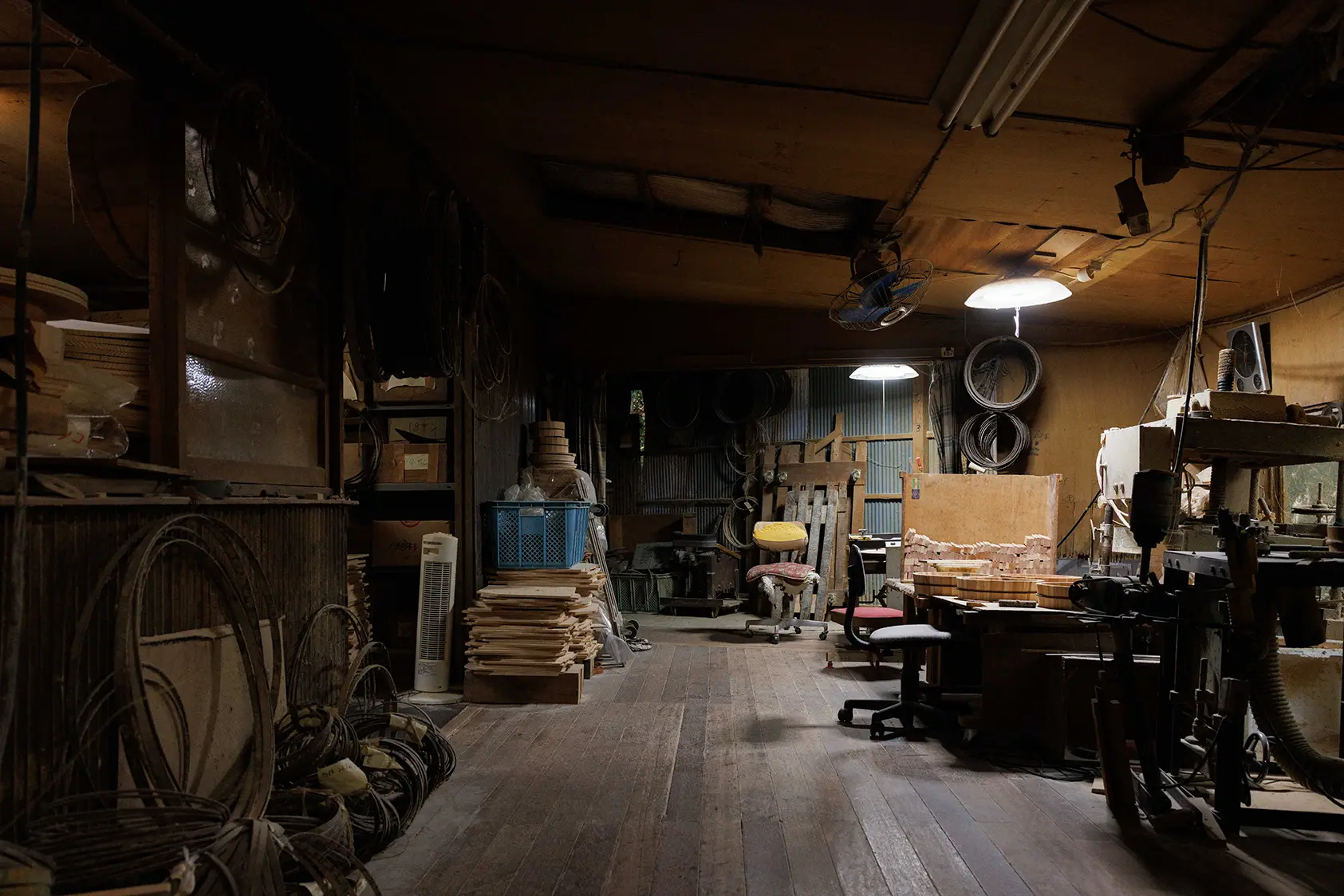 能祖すし桶製造所の工房内部の作業場